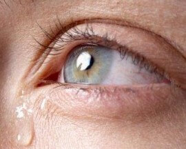 Imagen del lagrimal de un ojo con un acercamiento.